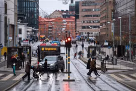Người dân di chuyển trên đường phố tại Stockholm, Thụy Điển. (Ảnh: AFP/TTXVN)