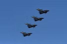 Máy bay chiến đấu Rafale của Pháp tham gia cuộc tập trận hải quân chung Pháp-Ấn Độ. (Ảnh: AFP/TTXVN)