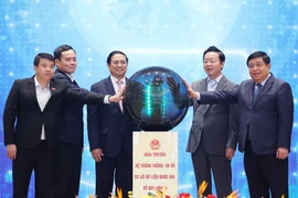Thủ tướng Phạm Minh Chính và các đại biểu thực hiện nghi thức khai trương hệ thống thông tin và cơ sở dữ liệu quy hoạch quốc gia. (Ảnh: Dương Giang/TTXVN)