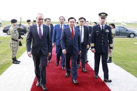 Lễ đón Chủ tịch Quốc hội Vương Đình Huệ tại sân bay quân sự, thủ đô Montevideo. (Ảnh: Doãn Tấn/TTXVN) 