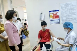 Tiêm chủng tại trạm y tế phường Phú Đô, Hà Nội. (Ảnh: TTXVN phát)