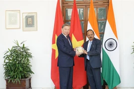Bộ trưởng Bộ Công an Tô Lâm tặng quà lưu niệm cho Cố vấn An ninh quốc gia Ấn Độ Ajit Kumar Doval. (Ảnh: Ngọc Thúy/TTXVN)