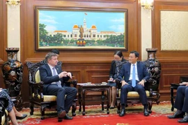 Ông Bùi Xuân Cường (phải), Phó Chủ tịch UBND Thành phố Hồ Chí Minh tiếp ông Edgar Doerrig (trái), trưởng đại diện khu vực Châu Á Thái Bình Dương của OIF. (Ảnh: Xuân Khu/TTXVN)