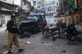 Cảnh sát điều tra tại hiện trường một vụ đánh bom ở Karachi, Pakistan. (Ảnh: AFP/TTXVN)