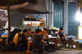 Từ 1/11, Hà Nội đã có văn bản quy định nhà hàng và cơ sở kinh doanh phục vụ ăn uống đóng cửa trước 21 giờ. Tuy nhiên, sau 1 tháng triển khai, rất nhiều hàng quán đã không thực hiện đúng quy định này. (Ảnh: Hoài Nam/Vietnam+)