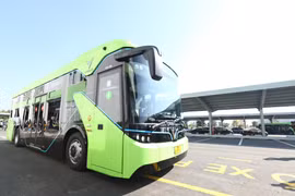 Ngày 02/12, Công ty Trách nhiệm Hữu hạn Dịch vụ vận tải Sinh thái VinBus chính thức đưa vào hoạt dộng tuyến xe buýt điện đầu tiên tại Việt Nam kết nối với hệ thống vận tải hành khách công cộng Hà Nội. (Ảnh: Hoài Nam/Vietnam+)