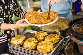 Cứ vào độ cuối Thu, người Hà Nội lại rỉ tai nhau về một món ăn đặc biệt, chỉ xuất hiện một vài lần trong năm mà mỗi lần chỉ có vài ngày là hết, đó là món chả rươi. (Ảnh: PV/Vietnam+)