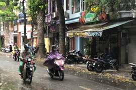 Hà Nội có mưa vào sáng đêm, nhiệt độ thấp nhất từ 16-19 độ C. (Ảnh: TTXVN/Vietnam+)