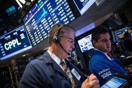 Giao dịch viên làm việc tại sàn giao dịch chứng khoán New York ngày 17/9 vừa qua. (Ảnh: AFP/TTXVN)