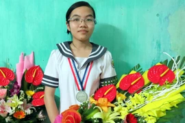Em Đinh Thị Hương Thảo, học sinh lớp 11 chuyên Lý, trường THPT chuyên Lê Hồng Phong, Nam Định giành huy chương bạc tại Olympic Vật lý châu Á lần thứ 18, ở Trung Quốc. (Ảnh: Hiền Hạnh/TTXVN)
