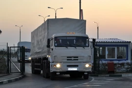 Xe chở hàng cứu trợ của Nga qua trạm kiểm soát hải quan Izvarino của Ukraine ngày 13/9 vừa qua. (Ảnh: AFP/TTXVN)