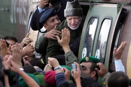 Nhà lãnh đạo Palestin Yasser Arafat tại thành phố Ramallah trước khi lên đường tới Pháp chữa bệnh ngày 29/10/2004. (Ảnh: AFP/TTXVN)