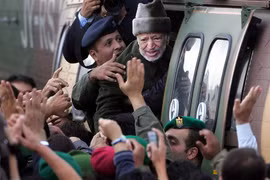 Nhà lãnh đạo Palestin Yasser Arafat tại thành phố Ramallah trước khi lên đường tới Pháp chữa bệnh ngày 29/10/2004. (Ảnh: AFP/TTXVN)