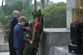 Tổng thống Cộng hoà Belarus Lukashenko đặt vòng hoa viếng Đài tưởng niệm các Anh hùng Liệt sỹ. (Ảnh: Trọng Đức/TTXVN)