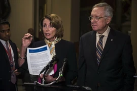 Lãnh đạo phe thiểu số Hạ viện Mỹ Nancy Pelosi (trái) và Lãnh đạo phe thiểu số Thượng viện Harry Reid tại cuộc họp báo về thỏa thuận ngân sách ở thủ đô Washington ngày 28/10. (Ảnh: AFP/TTXVN)