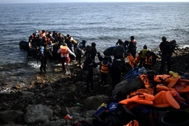 Người di cư từ Syria tới đảo Lesbos của Hy Lạp sau khi vượt biển Aegean từ bờ biển Thổ Nhĩ Kỳ ngày 3/10 vừa qua. (Ảnh: AFP/TTXVN)