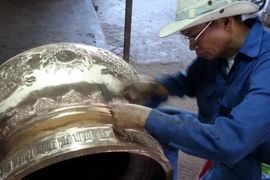 Xây dựng thương hiệu cho sản phẩm đúc đồng ở Phường Đúc, thành phố Huế. (Ảnh: Quốc Việt/TTXVN)
