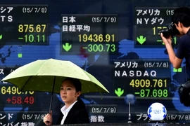 Bảng tỷ giá chứng khoán của một phiên giao dịch tại một sàn giao dịch ở Tokyo. (Ảnh: AFP/TTXVN)