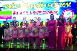 Đồng ca “Ba mẹ là quê hương” do các thành viên Câu lạc bộ Sơn Ca và các bậc phụ huynh thể hiện. (Ảnh: Trần Quang Vinh/Vietnam+)