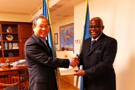 Chủ tịch IFAD Kanayo F. Nwanze và Đại sứ Việt Nam tại Italy Cao Chính Thiện. (Ảnh: Quang Thanh/Vietnam+)