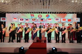 Các doanh nhân trẻ ASEAN+3 được trao giải thưởng tại buổi lễ. (Ảnh: An Hiếu/TTXVN)