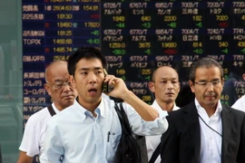 Nhà đầu tư theo dõi tỷ giá chứng khoán tại thủ đô Tokyo, Nhật Bản ngày 2/9 vừa qua. (Ảnh: AFP/TTXVN)
