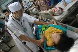 Công nhân Giày Vĩnh Nghĩa đang cấp cứu tại Bệnh viện đa khoa Bình Dương. (Ảnh: Dương Chí Tưởng/TTXVN)