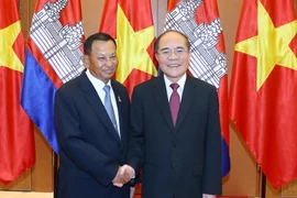 Chủ tịch Quốc hội Nguyễn Sinh Hùng đón và hội đàm với Samdech Say Chhum, Chủ tịch Thượng viện Vương quốc Campuchia sang thăm chính thức Việt Nam. (Ảnh: Nhan Sáng/TTXVN)