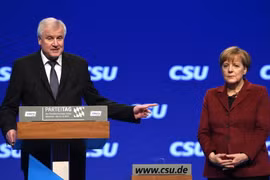 Đương kim Chủ tịch đảng Horst Seehofer (trái) và Thủ tướng Angela Merkel. (Ảnh: AFP/TTXVN)