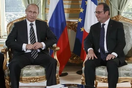 Tổng thống Nga Vladimir Putin (trái) và Tổng thống Pháp Francois Hollande (phải) tại cuộc gặp song phương ngày 2/10. (Ảnh: AFP/TTXVN)