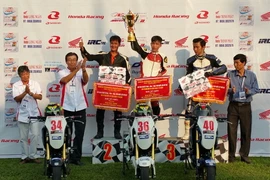 Trao giải nhất, nhì và ba cho các vận động viện của hạng xe MSX. (Ảnh: Bích Ngân/Vietnam+)