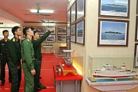 Đại biểu tham quan triển lãm. (Ảnh: Minh Quyết/TTXVN)