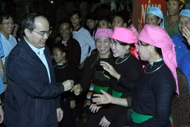 Chủ tich Ủy ban Trung ương MTTQ Việt Nam Nguyễn Thiện Nhân với đồng bào dân tộc Tày xã Hợp Thành, Lào Cai. (Ảnh: Nguyễn Dân/TTXVN)