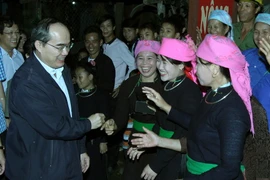 Chủ tich Ủy ban Trung ương MTTQ Việt Nam Nguyễn Thiện Nhân với đồng bào dân tộc Tày xã Hợp Thành, Lào Cai. (Ảnh: Nguyễn Dân/TTXVN)