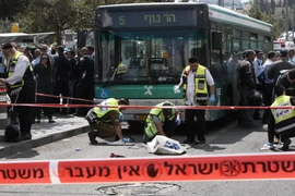 Lực lượng an ninh Israel điều tra tại hiện trường vụ tấn công ở Jerusalem ngày 8/10. (Ảnh: AFP/TTXVN)