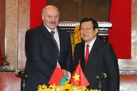 Chủ tịch nước Trương Tấn Sang và Tổng thống Cộng hòa Belarus Lukashenko tại lễ ký các văn kiện hợp tác giữa hai nước. (Ảnh: Nguyễn Khang/TTXVN)