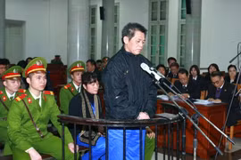 Bị cáo Phạm Thanh Tân, nguyên Tổng giám đốc Agribank đứng trước vành móng ngựa. (Ảnh: Doãn Tấn/TTXVN)