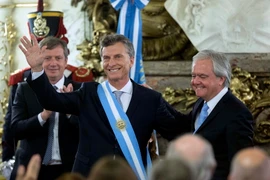 Tổng thống đắc cử Argentina Mauricio Macri (giữa) tại lễ tuyên thệ nhậm chức ở thủ đô Buenos Aires ngày 10/12. (Ảnh: THX/TTXVN)