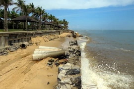 Một đoạn kè chắn sóng bị sạt lở do sóng lớn. (Ảnh minh họa: Mạnh Thành/TTXVN)