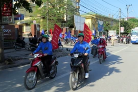 Các bạn đoàn viên thanh niên tham gia diễu hành trên các tuyến phố. (Ảnh: Lan An/TTXVN)
