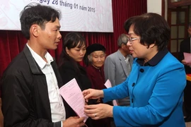 Bộ Lao động-Thương binh và Xã hội trao kết quả giám định AND xác định danh tính 26 liệt sỹ hy sinh. (Ảnh: Anh Tuấn/TTXVN)