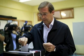Thủ tướng Pedro Passos Coelho bỏ phiếu tại một địa điểm bầu cử ở Massama, ngoại ô Lisbon. (Ảnh: Reuters/TTXVN) 