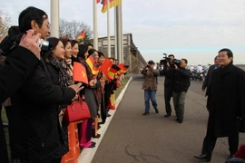 Cán bộ Đại Sứ quán, kiều bào đón Chủ tịch nước tại sân bay quân sự Berlin. (Ảnh: Đức Chung/Vietnam+) 