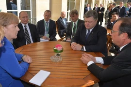 Thủ tướng Đức Angela Merkel, Tổng thống Nga Vladimir Putin, Tổng thống Ukraine Petro Porochenko và Tổng thống Pháp Francois Hollande tại bàn đàm phán ở Paris ngày 3/10. (Ảnh: AFP/TTXVN)