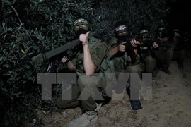 Các thành viên Lữ đoàn al-Qassam, một cánh vũ trang của phong trào Hamas tham gia huấn luyện tại Dải Gaza. (Nguồn: THX/TTXVN)
