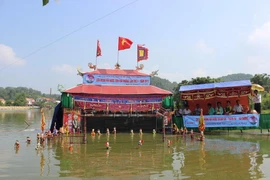 Tiết mục "Lễ hội làng tôi" do phường rối nước Thanh Hải, huyện Thanh Hà biểu diễn tại Lễ hội mùa Thu Côn Sơn-Kiếp Bạc năm 2015. (Ảnh: Mạnh Minh/TTXVN)