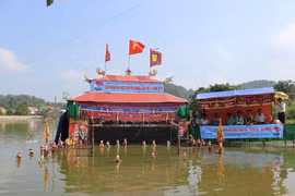Tiết mục "Lễ hội làng tôi" do phường rối nước Thanh Hải, huyện Thanh Hà biểu diễn tại Lễ hội mùa Thu Côn Sơn-Kiếp Bạc năm 2015. (Ảnh: Mạnh Minh/TTXVN)