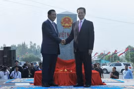 Thủ tướng Nguyễn Tấn Dũng (bên phải) và Thủ tướng Hun Sen tại buổi lễ khánh thành Cột mốc 275 trên biên giới đất liền Việt Nam-Campuchia. (Ảnh: Trọng Đức/TTXVN)