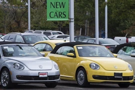 Xe Volkswagen Beatle bày bán tại đại lý ở Woodbridge, bang Virginia, Mỹ ngày 29/9 vừa qua. (Ảnh: AFP/TTXVN)
