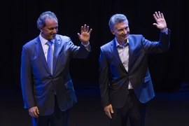 Ứng cử viên Tổng thống Daniel Scioli (trái) - đảng FpV và Mauricio Macri (phải) - đảng PRO tại cuộc tranh luận ở thủ đô Buenos Aires ngày 15/11 vừa qua. (Ảnh: THX/TTXVN)